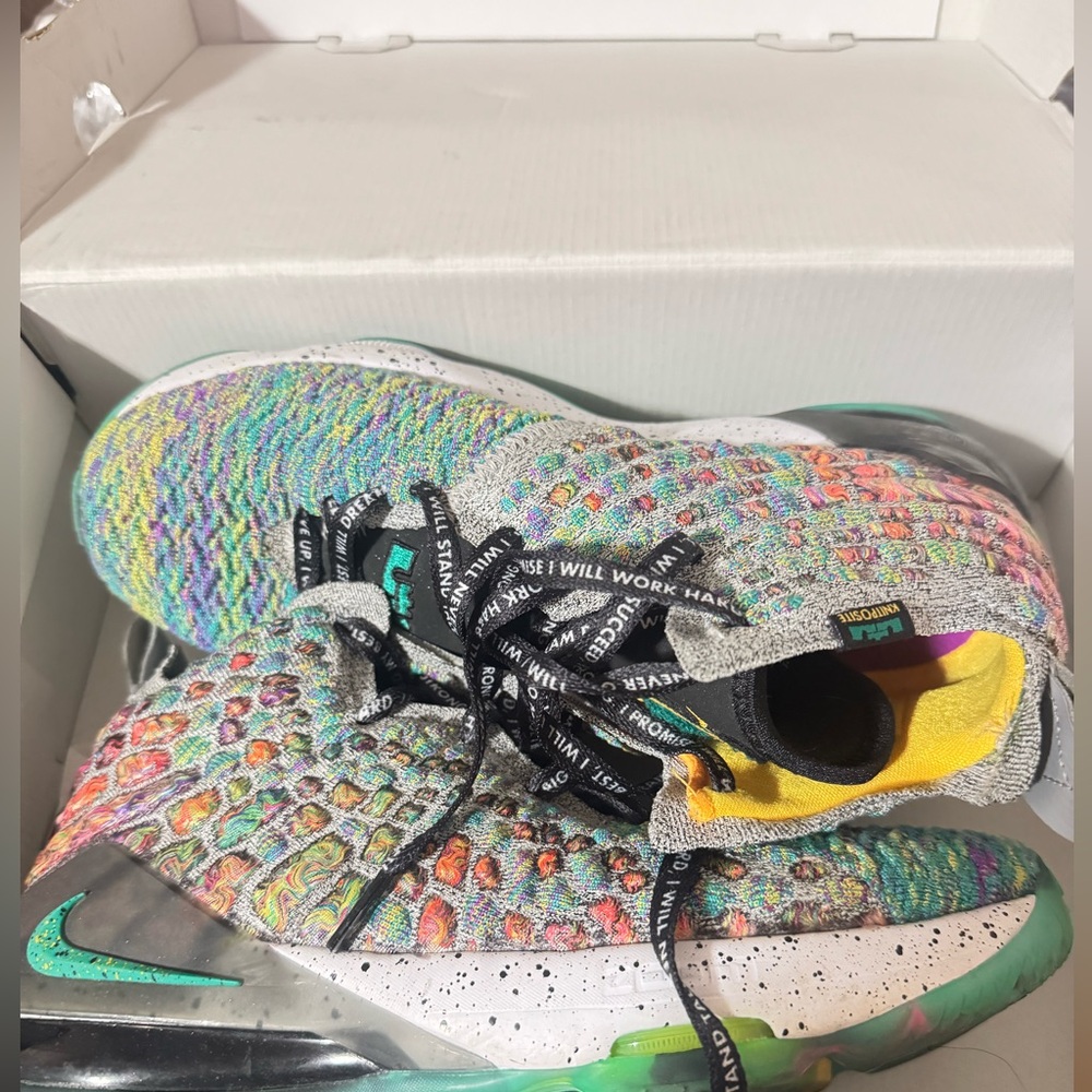 LEBRON XVII LUFF (GS)
BREEN SLATE HTH/BLACK
ARD VERT CHN/VERT NEPTUNE/NOIR